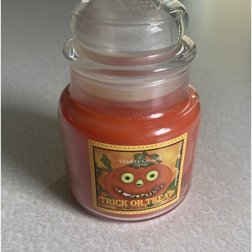 RARE Vintage YANKEE CANDLE 3.7 oz TRICK OR TREAT GLOW IN THE DARK LABEL